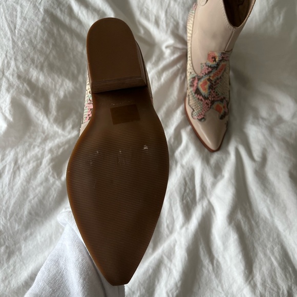 COPY - Aldo x Tezza Leather The Runaway Embossed Western Boots in Beige. - Picture 5 of 9